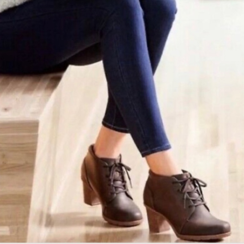 CLARKS SASHLIN SUE TIE UP BROWN BOOTIES SIZE 10